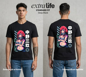 Las Cinco del Destino | La Tercera del Bien #04327 - Playera Standard Fit | Deep Black - Foto en modelo
