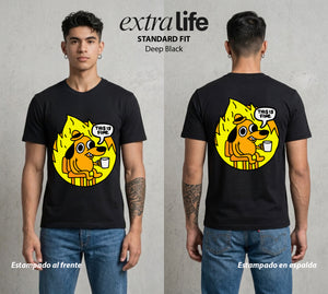 Varios Mundos | Todo Esta Bien #04330 - Playera Standard Fit | Deep Black - Foto en modelo