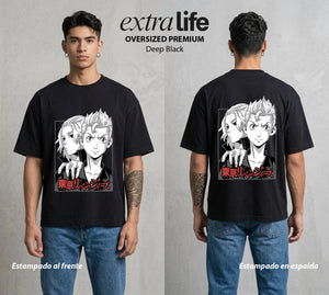 Pandillas del Tiempo | El Lider del Toman #04411 - Playera Oversized Premium | Deep Black - Foto en modelo