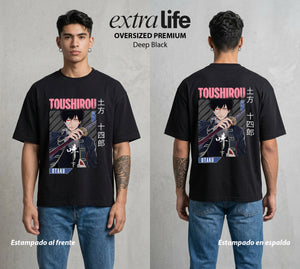 El Samurai sin Trabajo | El Demonio del Shinsengumi #04419 - Playera Oversized Premium | Deep Black - Foto en modelo