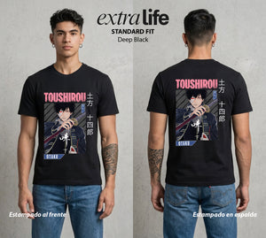 El Samurai sin Trabajo | El Demonio del Shinsengumi #04419 - Playera Standard Fit | Deep Black - Foto en modelo