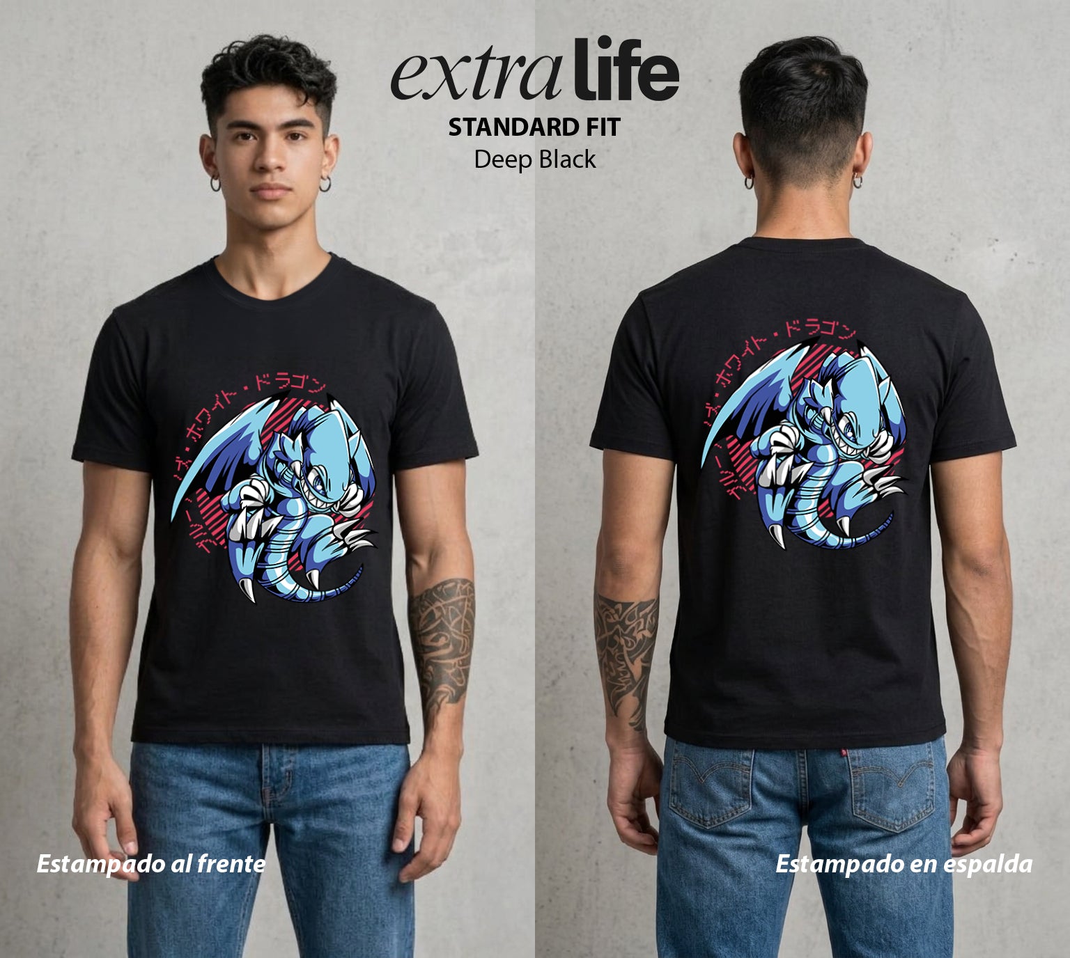 El Duelo del Destino | El Duelo del Faraon #04475 - Playera Standard Fit | Deep Black - Foto en modelo