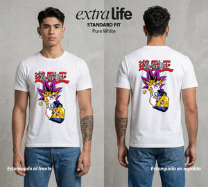 El Duelo del Destino | Cara a Cara el Duelo Chibi #04479 - Playera Standard Fit | Pure White - Foto en modelo