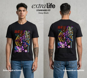El Duelo del Destino | El Duelo del Faraon #04486 - Playera Standard Fit | Deep Black - Foto en modelo