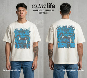 El Duelo del Destino | El Duelo del Faraon #04496 - Playera Oversized Premium | Off White - Foto en modelo