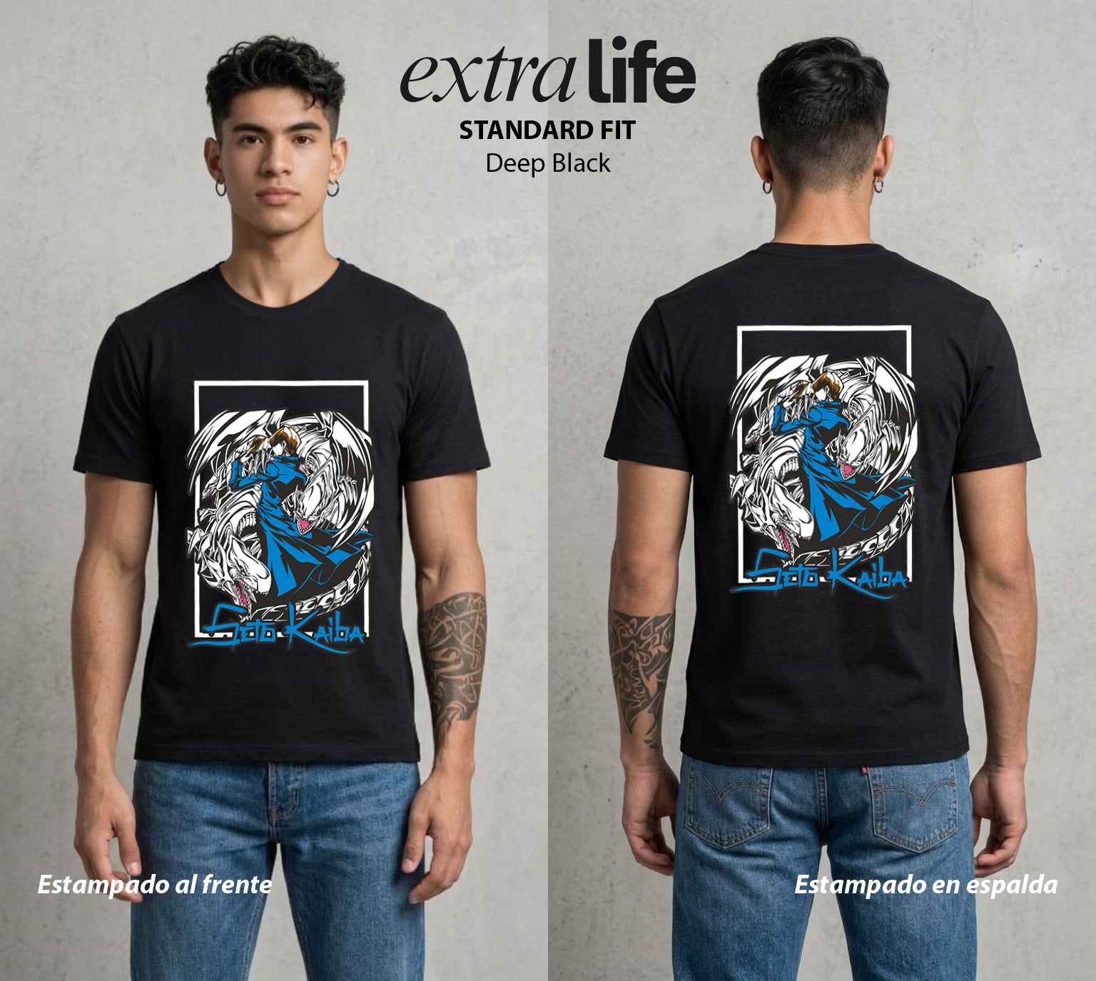 El Duelo del Destino | El Duelo del Faraon #04497 - Playera Standard Fit | Deep Black - Foto en modelo