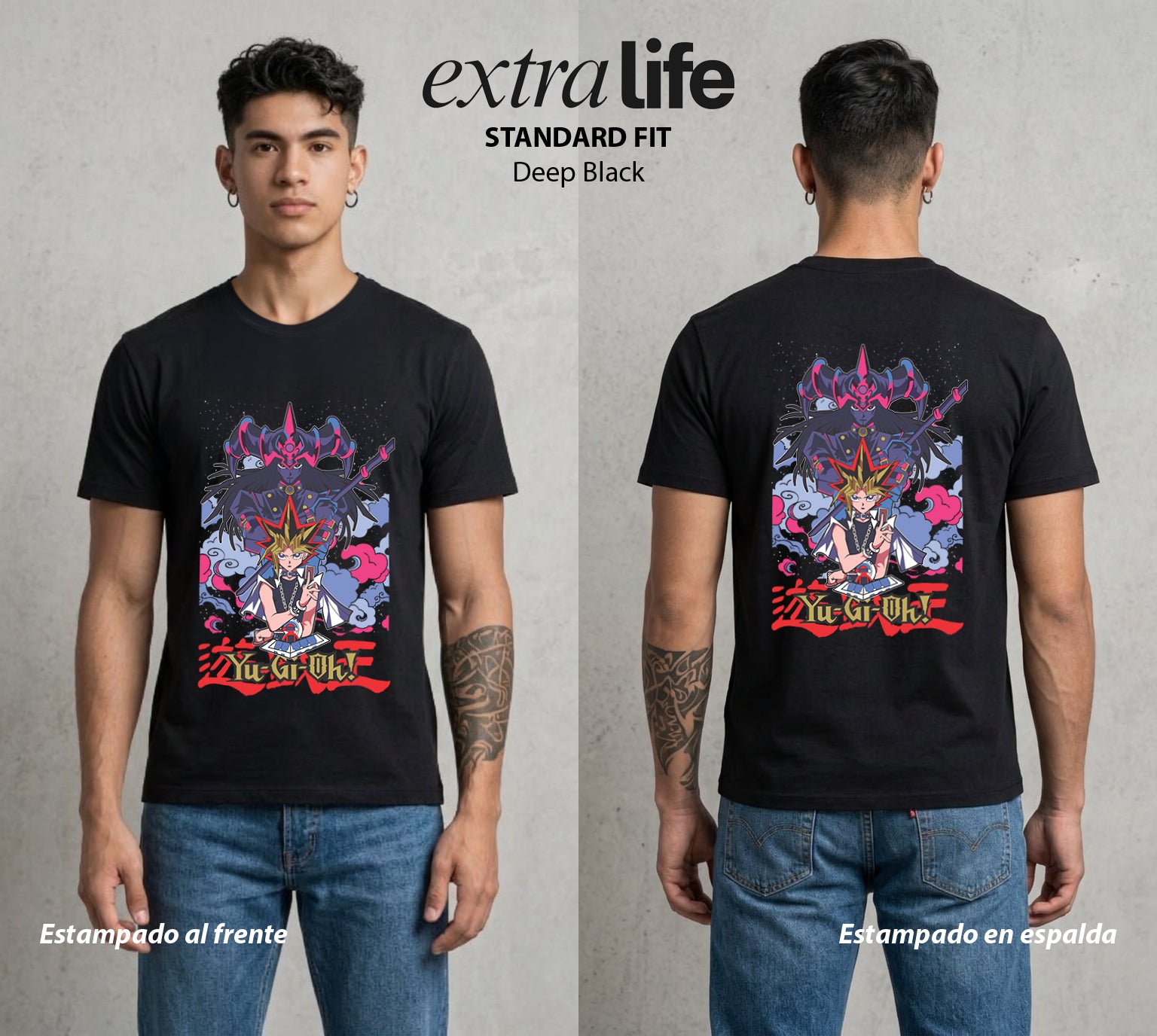 El Duelo del Destino | El Duelo del Faraon #04503 - Playera Standard Fit | Deep Black - Foto en modelo