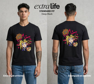 El Duelo del Destino | El Duelo del Faraon #04504 - Playera Standard Fit | Deep Black - Foto en modelo