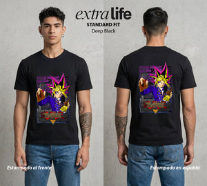 El Duelo del Destino | El Duelo del Faraon #04507 - Playera Standard Fit | Deep Black - Foto en modelo