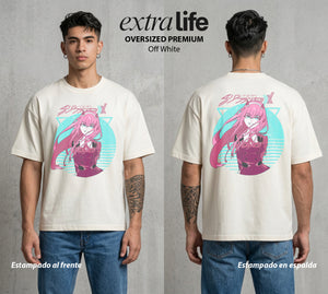 Los Pilotos del Meca | La Piloto del Klaxosaur #04561 - Playera Oversized Premium | Off White - Foto en modelo