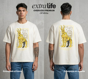 Los Caballeros del Cosmos | Santo Dorado Capricornio #04638 - Playera Oversized Premium | Off White - Foto en modelo