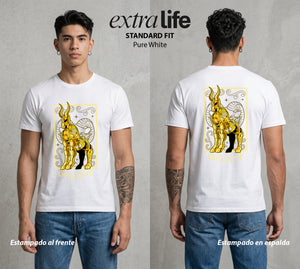 Los Caballeros del Cosmos | Santo Dorado Capricornio #04638 - Playera Standard Fit | Pure White - Foto en modelo