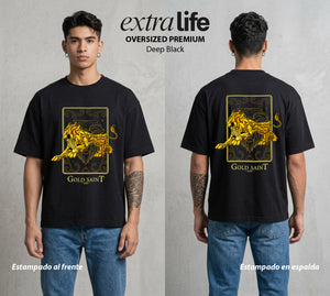 Los Caballeros del Cosmos | Santo Dorado Leo #04640 - Playera Oversized Premium | Deep Black - Foto en modelo