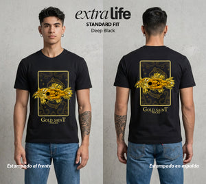 Los Caballeros del Cosmos | Santo Dorado Piscis #04642 - Playera Standard Fit | Deep Black - Foto en modelo