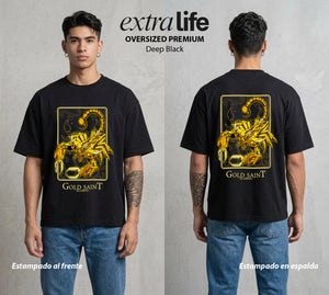 Los Caballeros del Cosmos | Santo Dorado Escorpio #04644 - Playera Oversized Premium | Deep Black - Foto en modelo