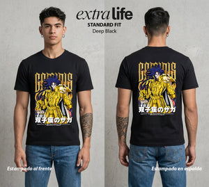 Los Caballeros del Cosmos | Alma Gemela Oscura #04650 - Playera Standard Fit | Deep Black - Foto en modelo