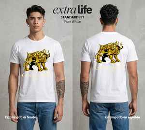 Los Caballeros del Cosmos | Toro de Oro #04651 - Playera Standard Fit | Pure White - Foto en modelo