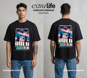 El Cazador en Ascenso | El Rey de las Sombras #04676 - Playera Oversized Premium | Deep Black - Foto en modelo