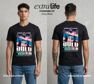 El Cazador en Ascenso | El Rey de las Sombras #04676 - Playera Standard Fit | Deep Black - Foto en modelo