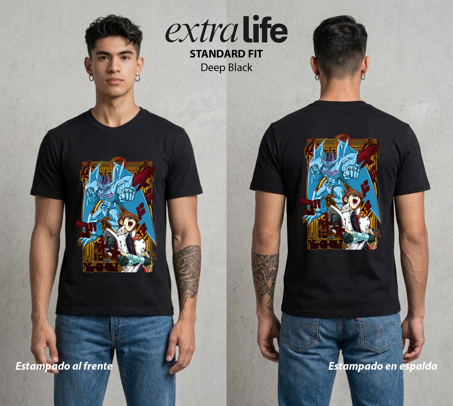 El Duelo de los Destinos | Dios del Tormento #04688 - Playera Standard Fit | Deep Black - Foto en modelo