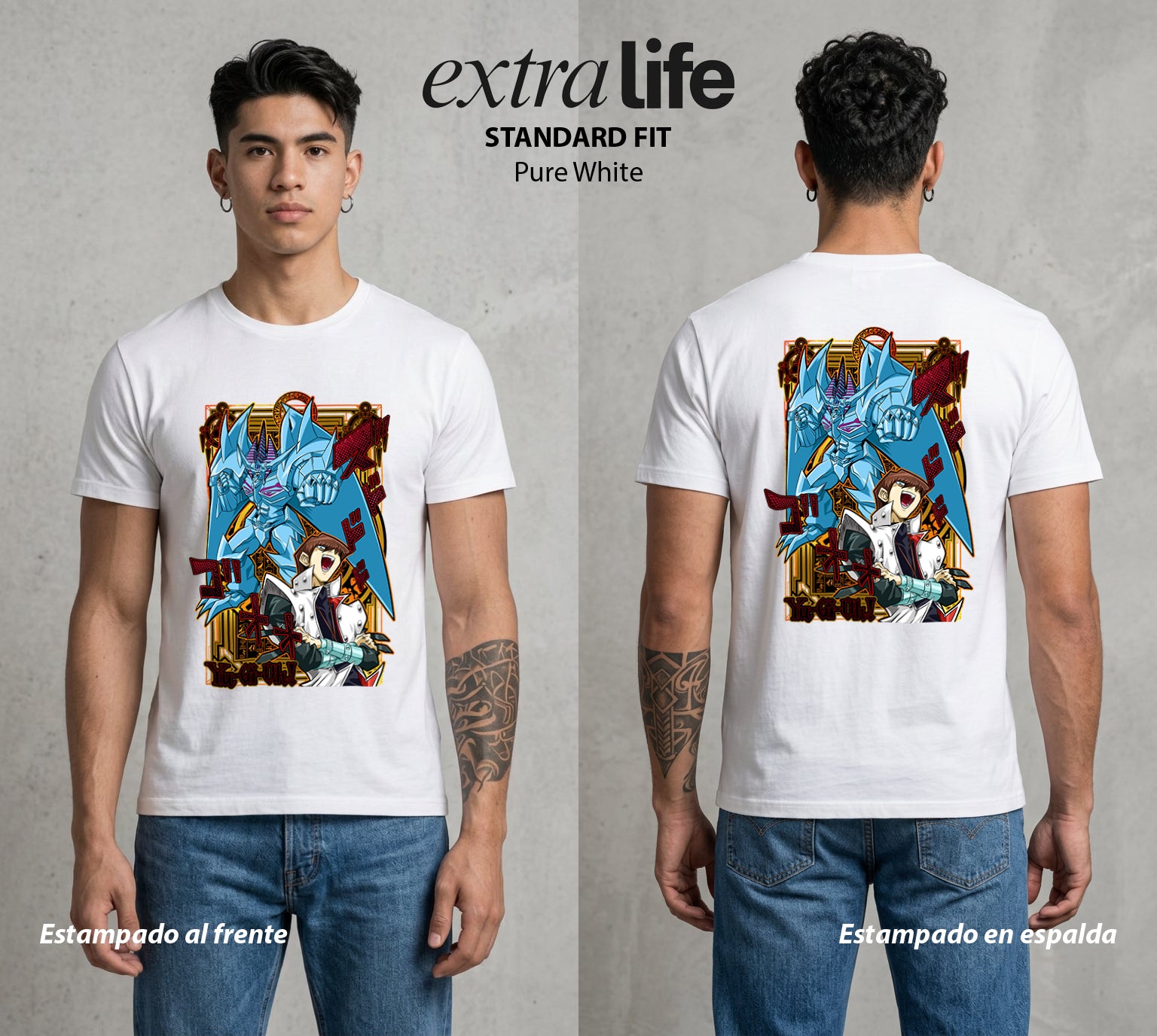 El Duelo de los Destinos | Dios del Tormento #04688 - Playera Standard Fit | Pure White - Foto en modelo