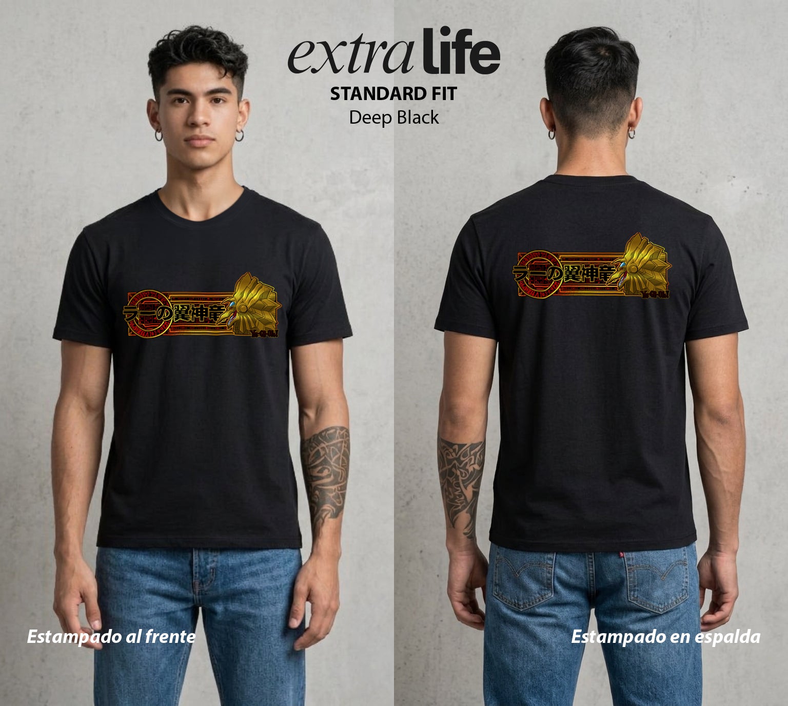 El Duelo de los Destinos | Dios Dorado del Ra #04691 - Playera Standard Fit | Deep Black - Foto en modelo