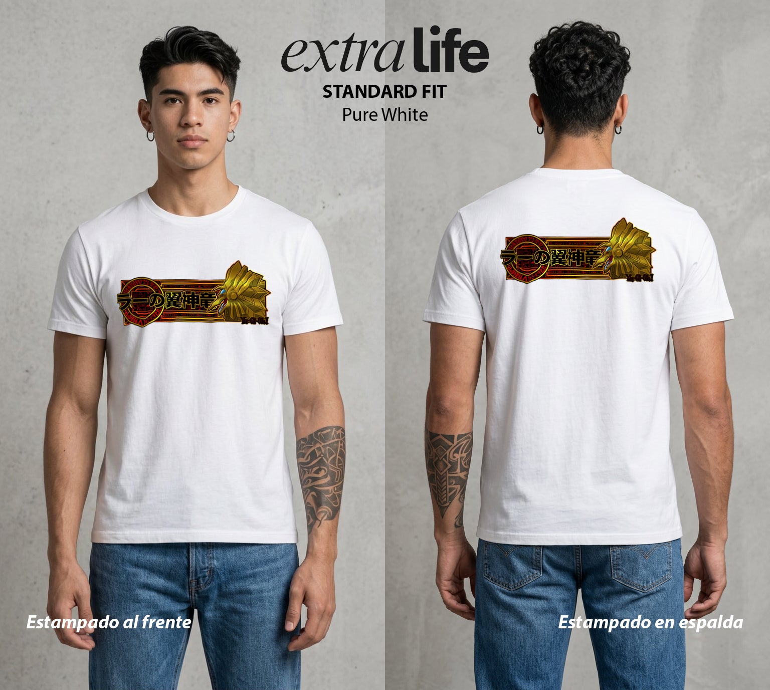 El Duelo de los Destinos | Dios Dorado del Ra #04691 - Playera Standard Fit | Pure White - Foto en modelo