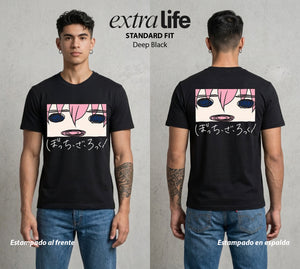 Del Cuarto al Escenario | La Guitarra del Cuarto #04741 - Playera Standard Fit | Deep Black - Foto en modelo